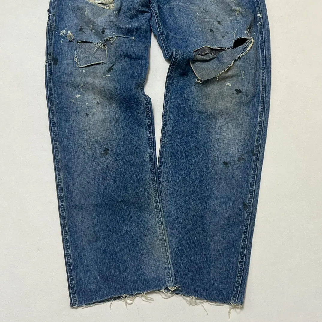 SAINT Mxxxxxx SAINT_DENIM PANTS/PAINTER /BLUE Logging trousers with knife-cut holes and splashed ink. Patch jeans. Blue S-XL. All accessories are molded and customized. Super heavy work. Washed and distressed. Knife-cut holes. Artificial splashed ink graffiti. Authentic version. Loose and stylish.